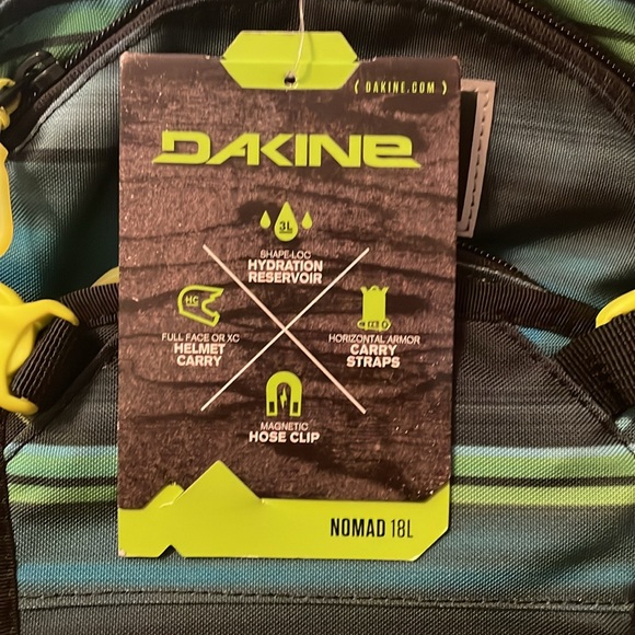 New with tags Dakine nomad 18 L hydration backpack - Picture 2 of 3